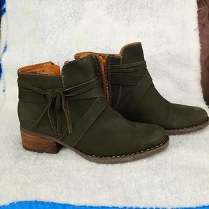 Born Montilla Booties sz 8